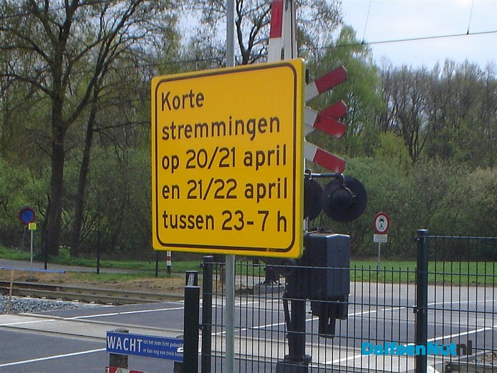 Nachtelijke stemming bij het spoorovergangen