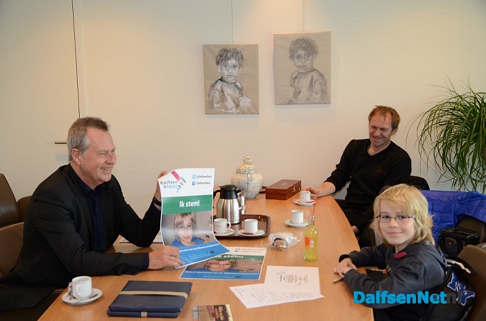 Winnaar Sem (10) mocht prijs ophalen bij burgemeester - Foto: Johan Bokma
