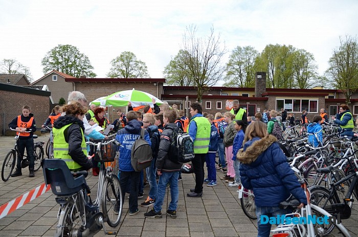 Kinderen druk met verkeersexamen - Foto: Johan Bokma