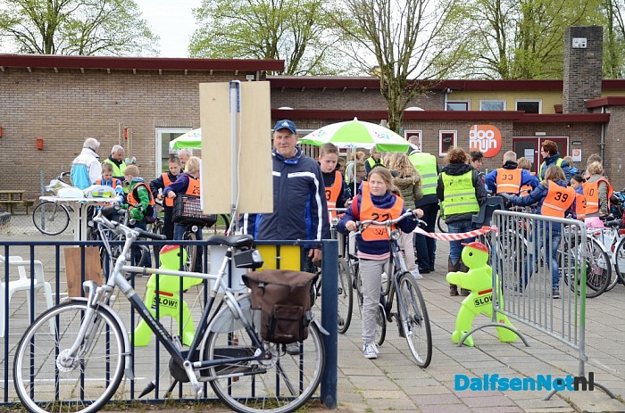 Kinderen druk met verkeersexamen - Foto: Johan Bokma