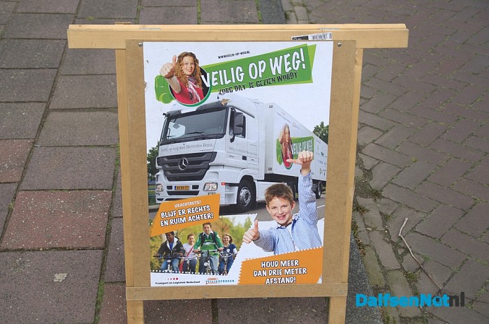 Kinderen druk met verkeersexamen - Foto: Johan Bokma