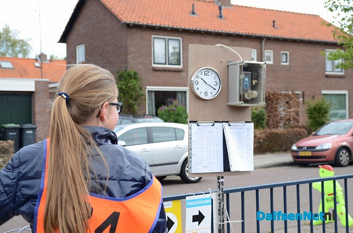 Kinderen druk met verkeersexamen - Foto: Johan Bokma
