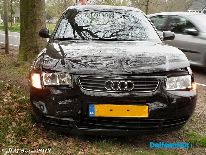Aanrijding tussen vier auto’s op de Koesteeg. - Foto: H.G. Foto