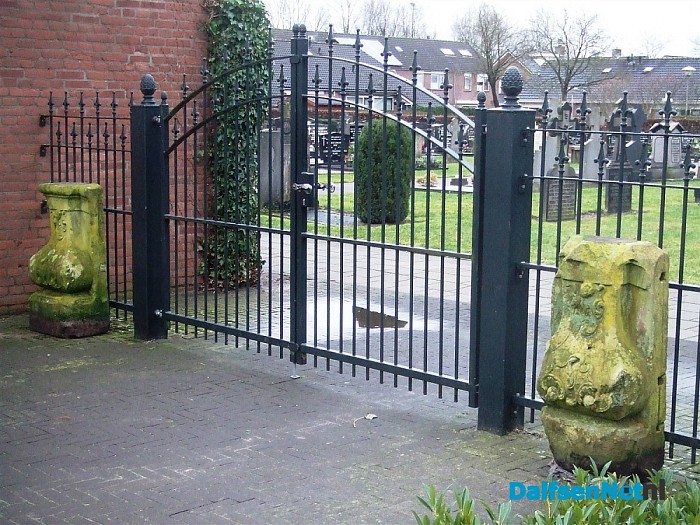 Hoonhorst heeft “zijn” stoeppalen terug………