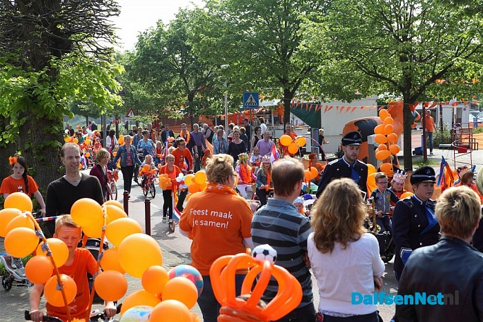 Versierde fietsenoptocht groot succes