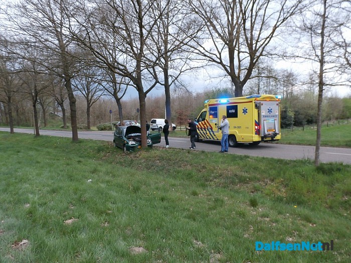 Auto tegen boom bij Wythmen - Foto: Robert Bril