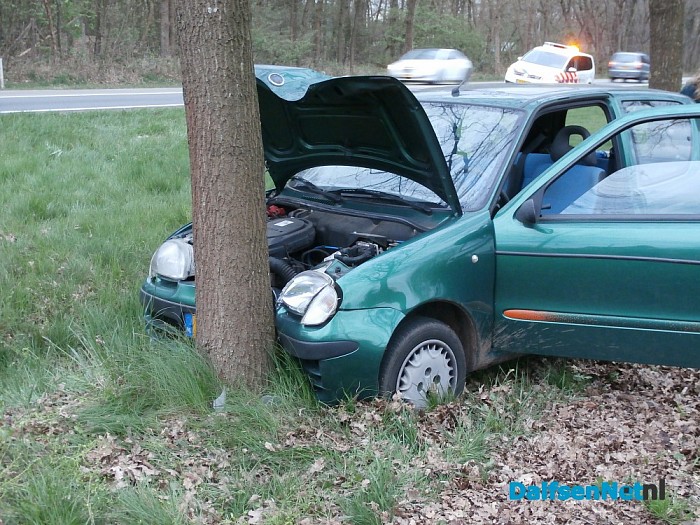 Auto tegen boom bij Wythmen - Foto: Robert Bril