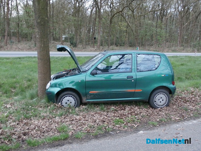 Auto tegen boom bij Wythmen - Foto: Robert Bril