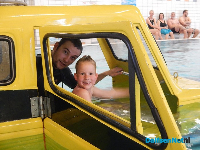 De Reddingsbrigade gaat met de Auto te water