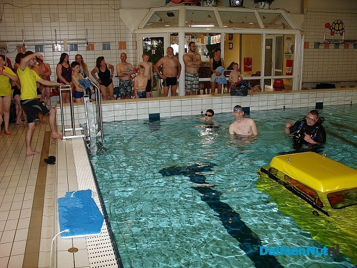De Reddingsbrigade gaat met de Auto te water