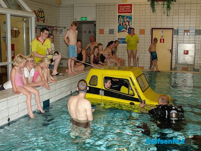 De Reddingsbrigade gaat met de Auto te water