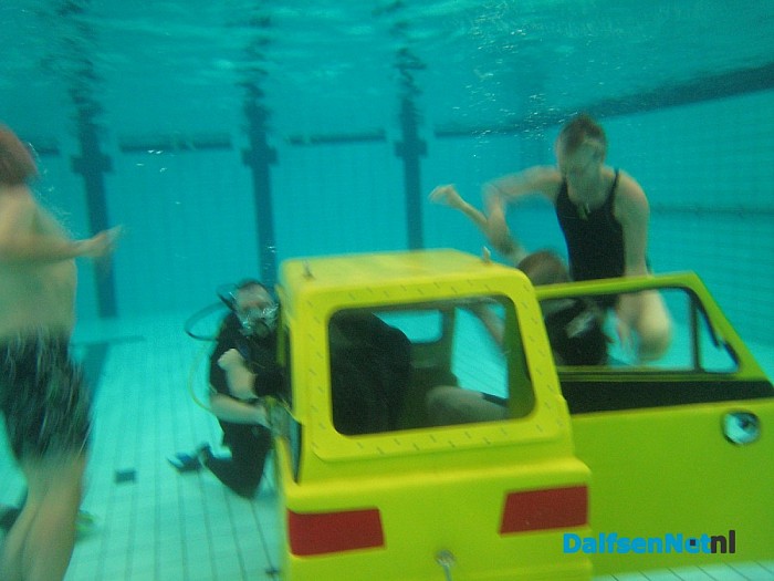 De Reddingsbrigade gaat met de Auto te water