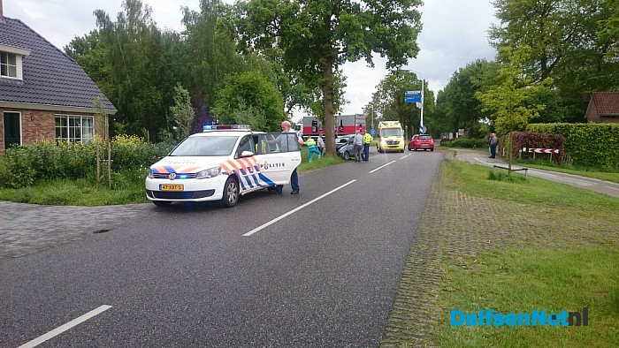 Brommobiel tegen boom na botsing - Foto: Robert Bril