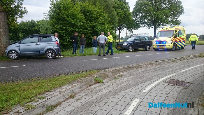 Brommobiel tegen boom na botsing - Foto: Robert Bril