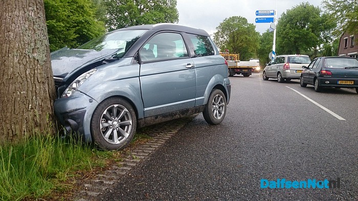 Brommobiel tegen boom na botsing - Foto: Robert Bril