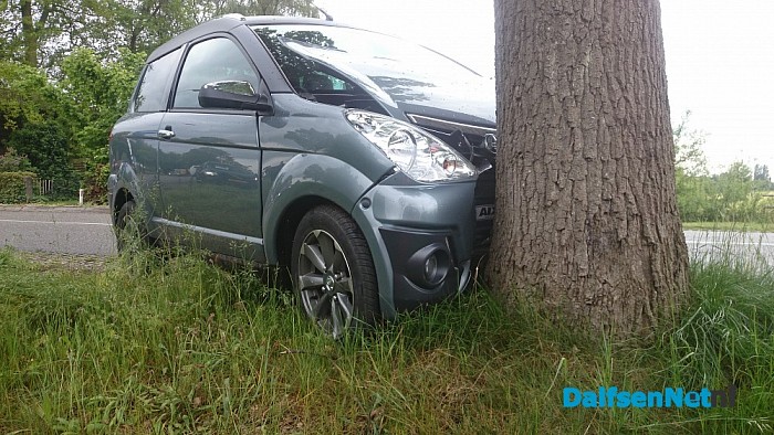 Brommobiel tegen boom na botsing - Foto: Robert Bril