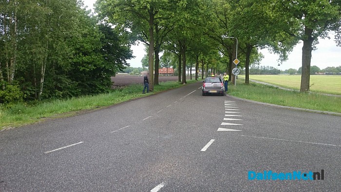 Brommobiel tegen boom na botsing - Foto: Robert Bril