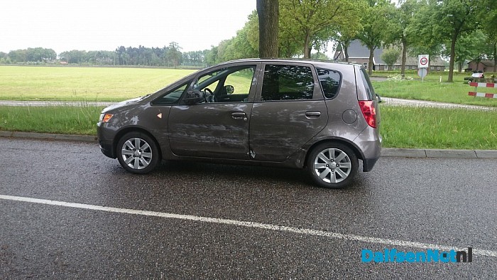 Brommobiel tegen boom na botsing - Foto: Robert Bril