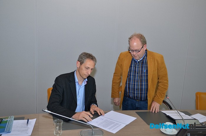 Gemeentebelangen en CDA tekenen coalitieakkoord - Foto: Johan Bokma