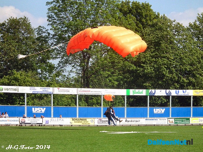 Supportersvereniging USV viert feest. - Foto: H.G. Foto