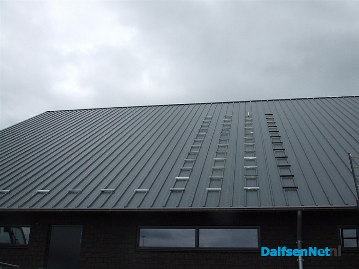 Dijkman bezig met het leggen van zonnepanelen