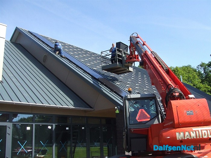 Dijkman bezig met het leggen van zonnepanelen