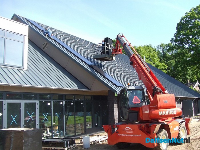 Dijkman bezig met het leggen van zonnepanelen