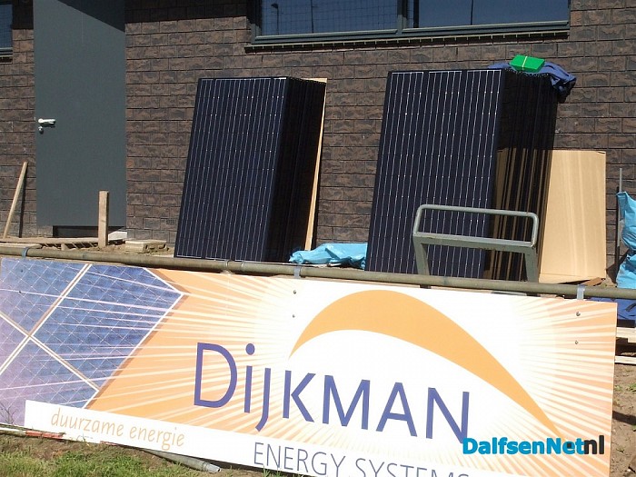 Dijkman bezig met het leggen van zonnepanelen