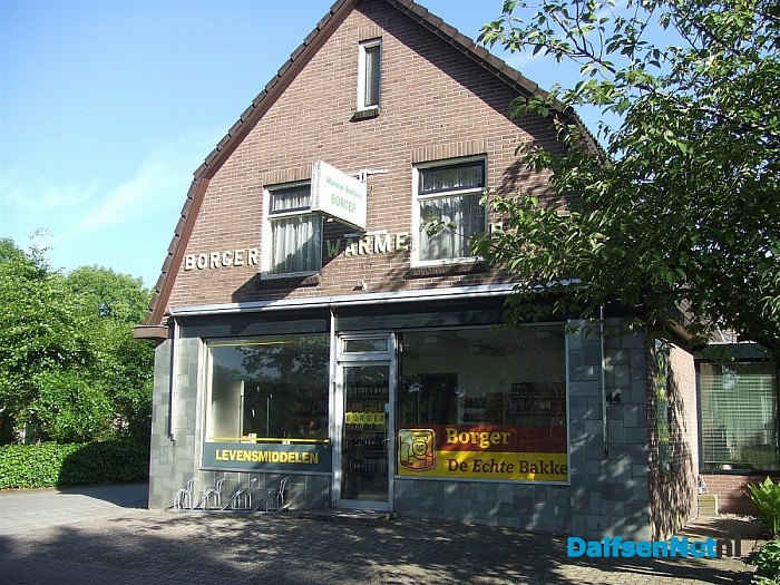 Aan het Westeinde  nog meer  geen monumenten