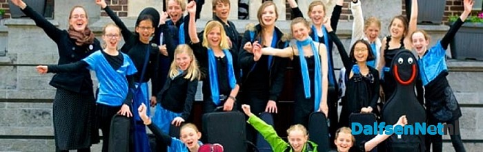 Strijkorkest tussen koeien en strobalen