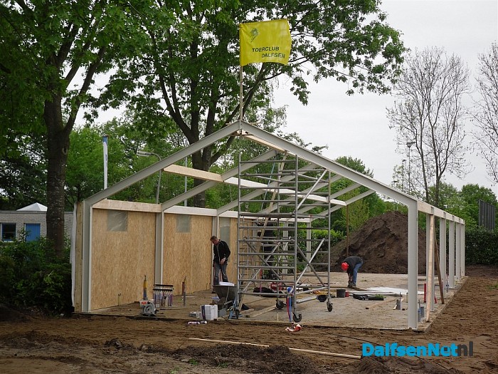 Als paddestoel uit de grond: clubhuis toerclub