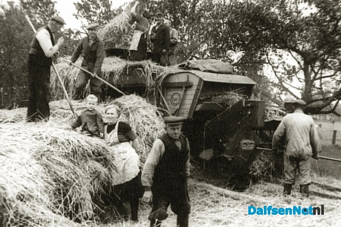 Noaberplicht in Ankum bij het dorsen - Foto: Historische Kring Dalfsen