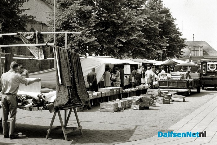 Een kijkje op de weekmarkt op het Kerkplein in 1963 - Foto: Historische Kring Dalfsen