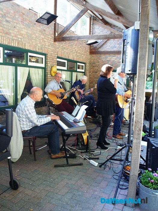 Prachtige muziek op zonnig terras: live SIX 6