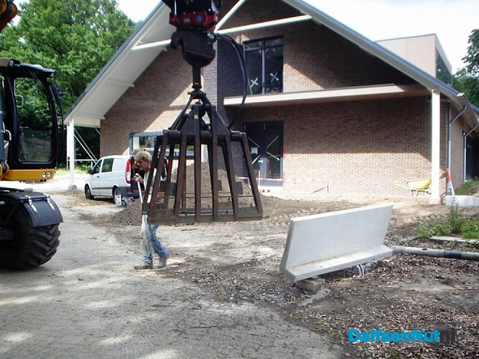 Rik en Wifried beginnen met straatwerk aan de veld kant