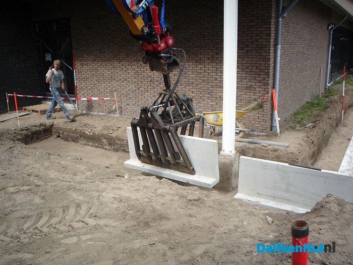 Rik en Wifried beginnen met straatwerk aan de veld kant
