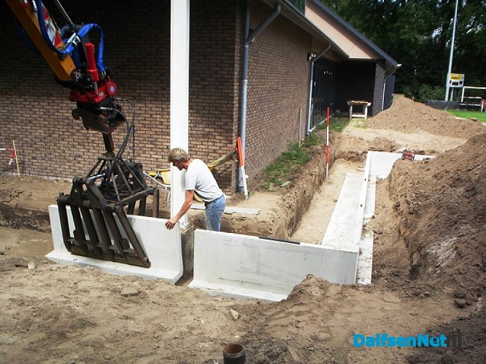 Rik en Wifried beginnen met straatwerk aan de veld kant