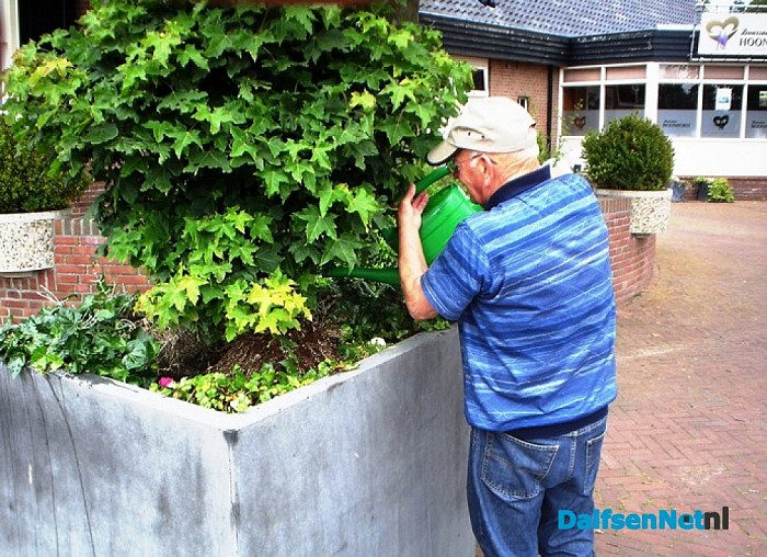 Even de plantjes water geven
