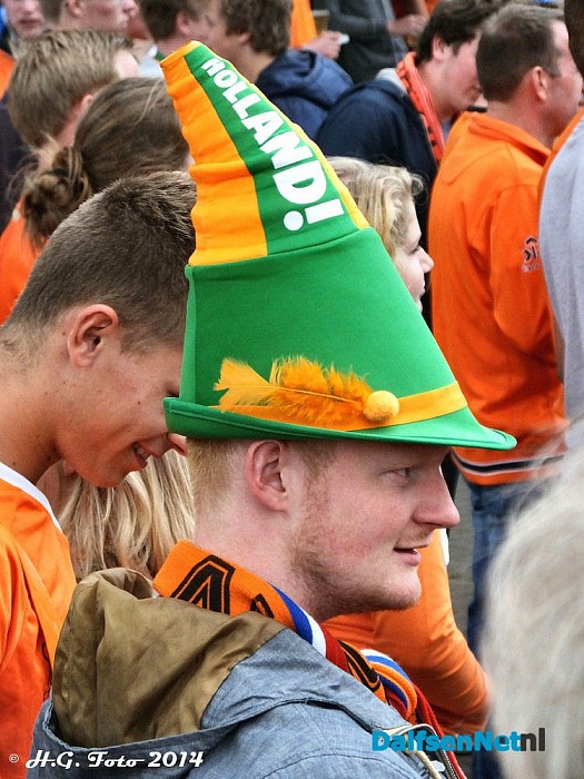 Oranje weer een ronde verder. - Foto: H.G. Foto
