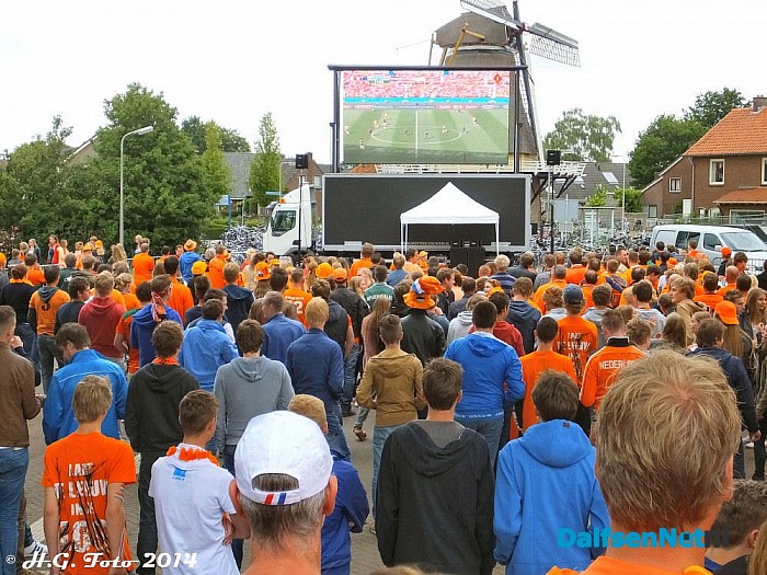 Oranje weer een ronde verder. - Foto: H.G. Foto