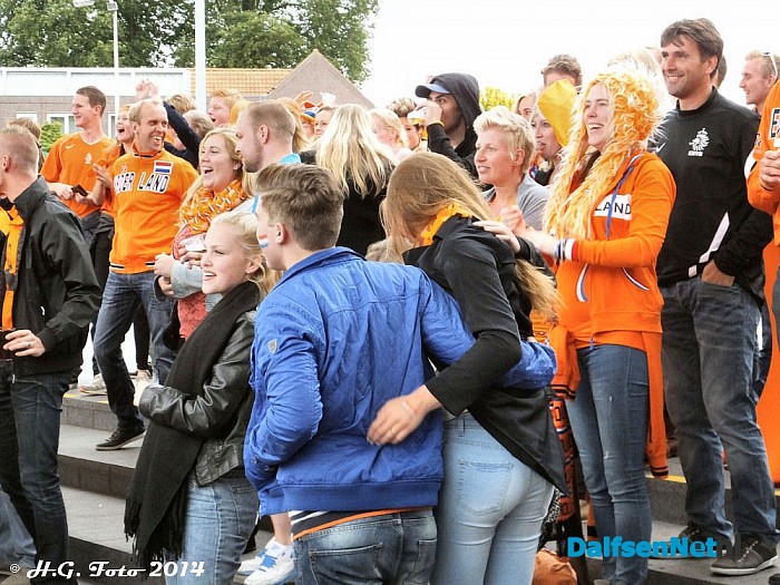 Oranje weer een ronde verder. - Foto: H.G. Foto