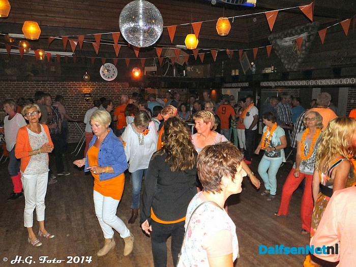 Brommers kieken bij zaal Kappers. - Foto: H.G. Foto