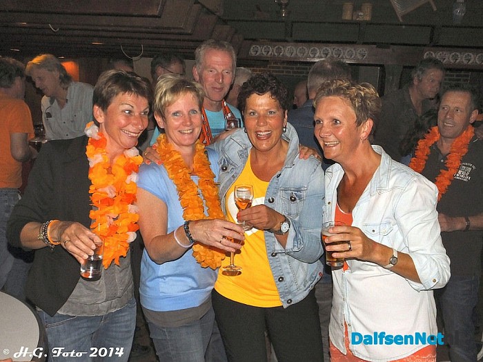 Brommers kieken bij zaal Kappers. - Foto: H.G. Foto