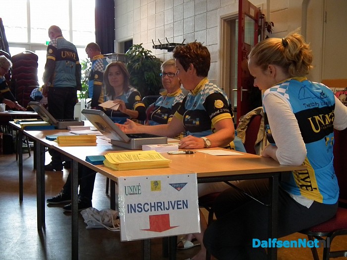 Fietsdriedaagse van Toerclub Dalfsen gestart - Foto: Robert Bril
