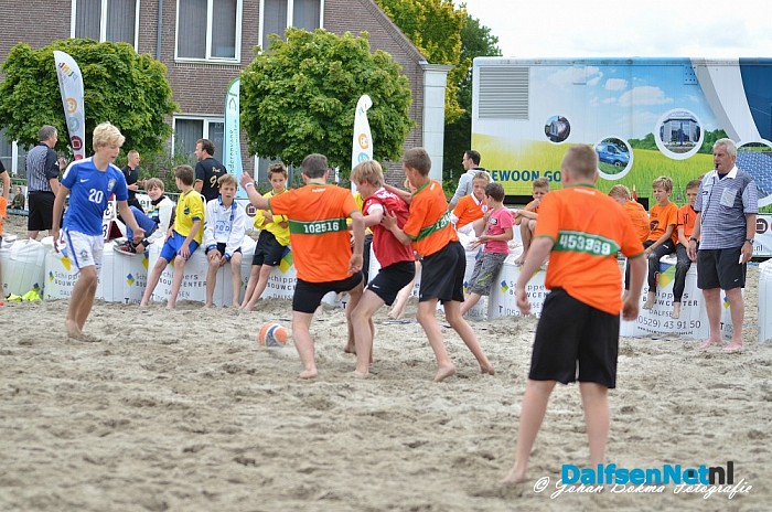 Beachsoccer en beachvolley naast gemeentehuis - Foto: Johan Bokma