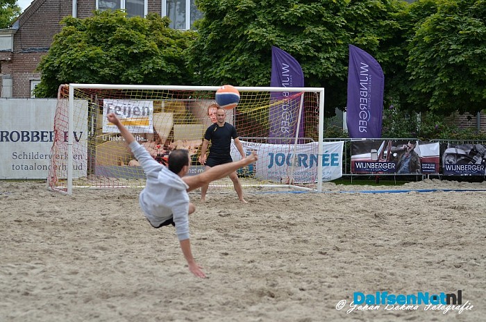 Beachsoccer en beachvolley naast gemeentehuis - Foto: Johan Bokma