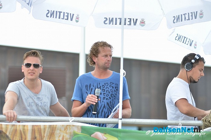 Beachsoccer en beachvolley naast gemeentehuis - Foto: Johan Bokma