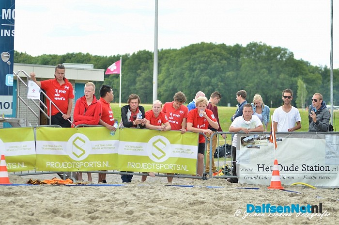 Beachsoccer en beachvolley naast gemeentehuis - Foto: Johan Bokma