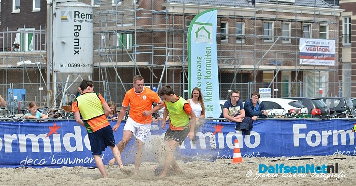 Beachsoccer en beachvolley naast gemeentehuis - Foto: Johan Bokma