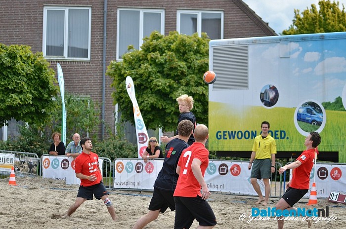 Beachsoccer en beachvolley naast gemeentehuis - Foto: Johan Bokma